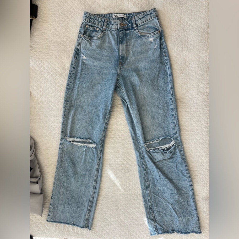 Zara medium wash jeans. Ripped knee,
HIGH WAIST - WIDE LEG - FULL LENGTH